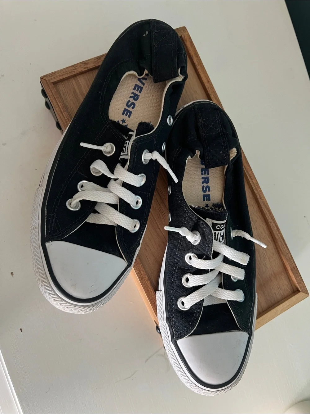 Converse woman’s size 7 shoe